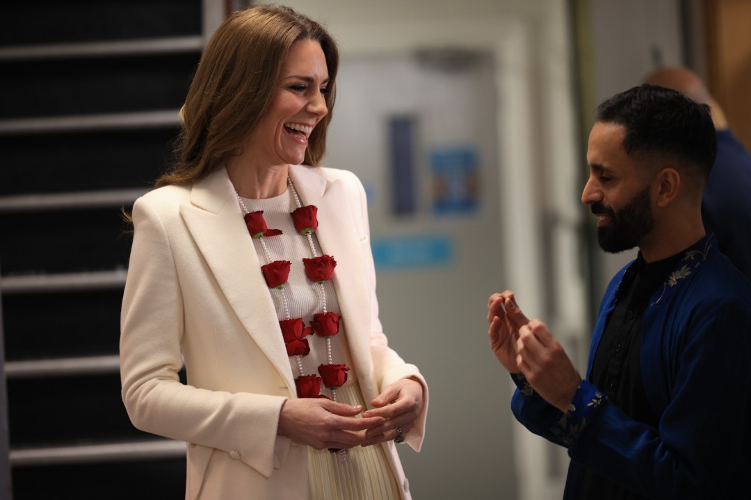 <p>Принцесата се срещна с хора, които тази седмица отбелязват Холи &ndash; индуисткия фестивал на цветовете, любовта и пролетта. Облечена в елегантно кремаво яке и съчетана с него рокля, Кейт бе посрещната с традиционен гирлянд от червени цветя. Докато приемаше украшението, тя благодари на домакините с усмивка и направи уважителен жест &bdquo;Намасте&ldquo; с ръце.</p>