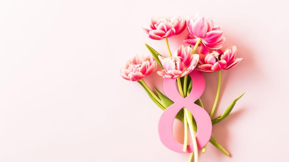 Осми март не е празник. Той е огледало