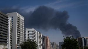 Дим се издига над град Шарджа в Обединените арабски емирства