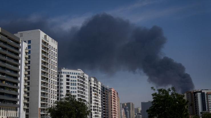 Дим се издига над град Шарджа в Обединените арабски емирства