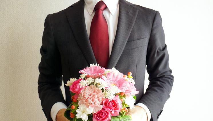 s - Политици с поздрави за 8 март: Мир, признание и уважение към българските жени