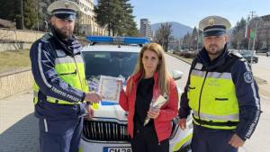 Пътна полиция – Смолян връчва Шеговити актове и цветя на