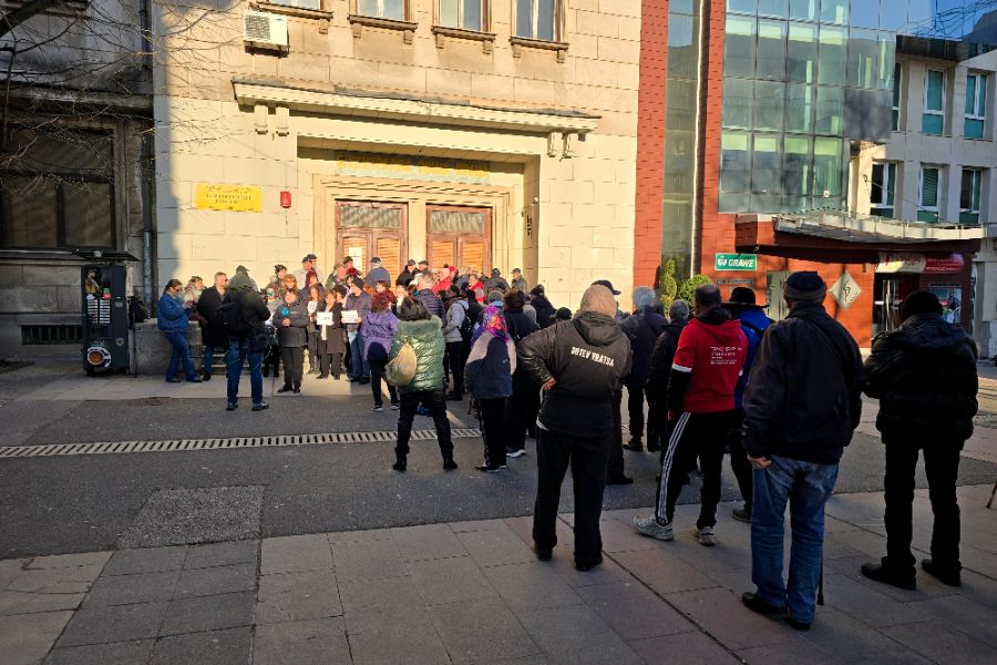 Пенсионери очакват парите си, докато служители на "Български пощи" протестират.