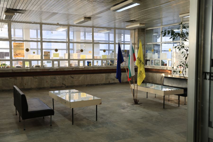 Пенсионери очакват парите си, докато служители на "Български пощи" протестират.