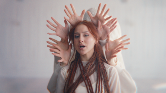 MONA завършва своята музикална трилогия с „Давам“