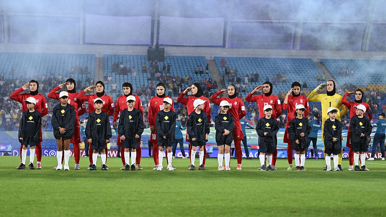 „Спасете нашите момичета!“ Ирански футболистки под заплаха след мълчанието си