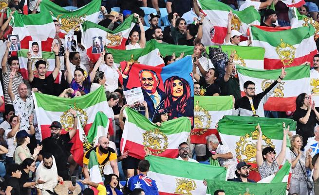 Иранските фенове развяха знамето на Иран от преди революцията