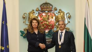 Президентът Илияна Йотова награждава посланика на Аржентина в България Алехандро