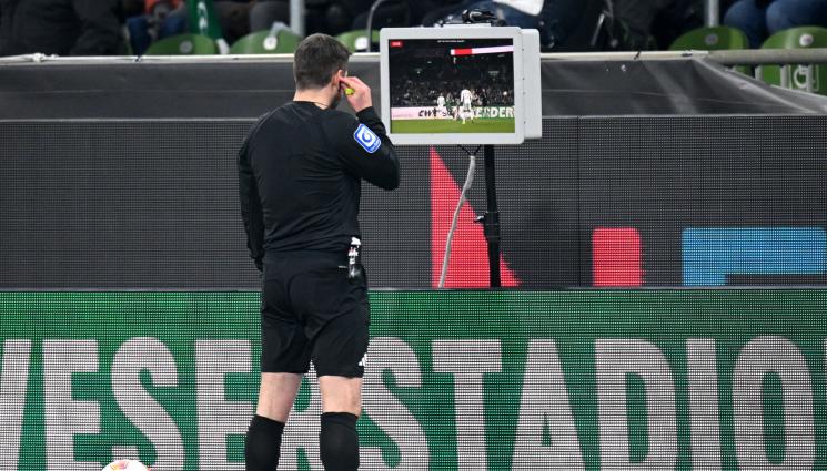 ВАР - И това се случи. Маскиран фен изключи ВАР