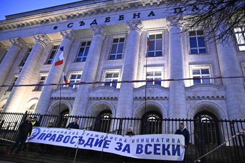 Граждани се събраха на протест пред Съдебната палата в София