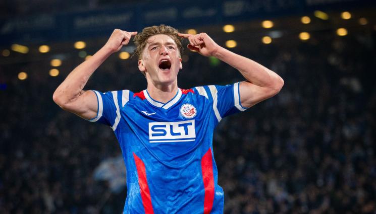 Раян Надери - Ще избере ли нападател на Рейнджърс да играе за България?