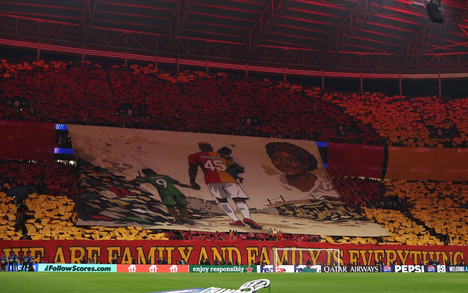 Виктор Осимен се разплака заради голям транспарант