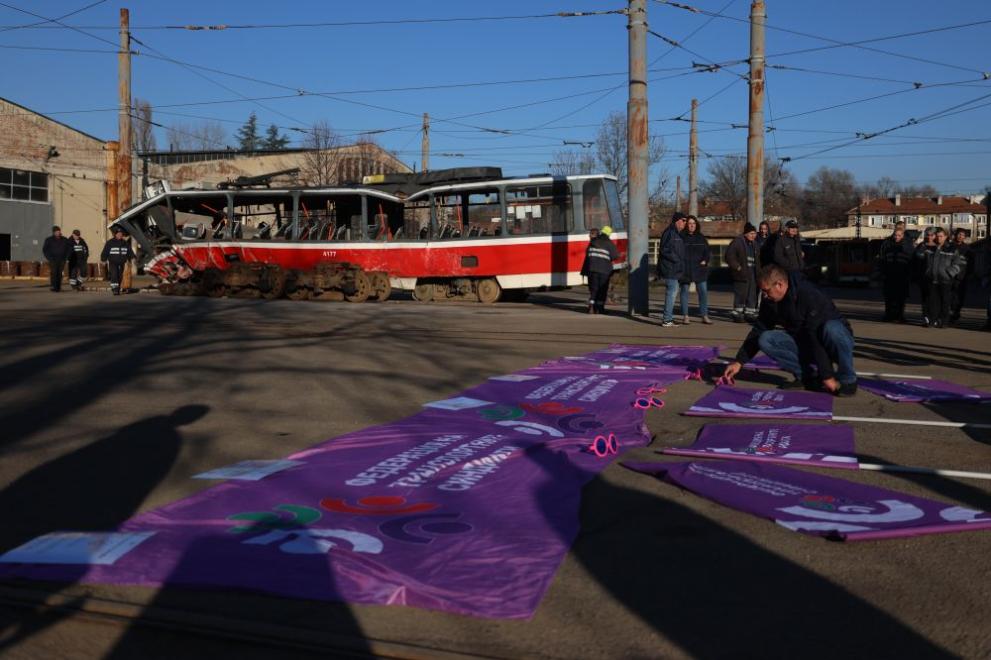Работещи в столичния градски транспорт все още очакват представители на