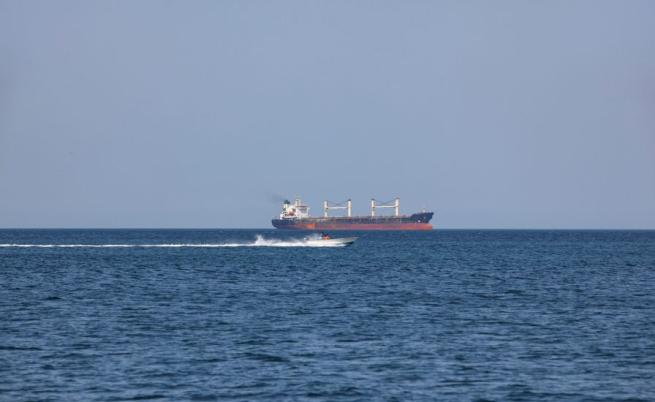 Три плавателни съда са поразени от снаряди в Ормузкия проток, има моряци в неизвестност