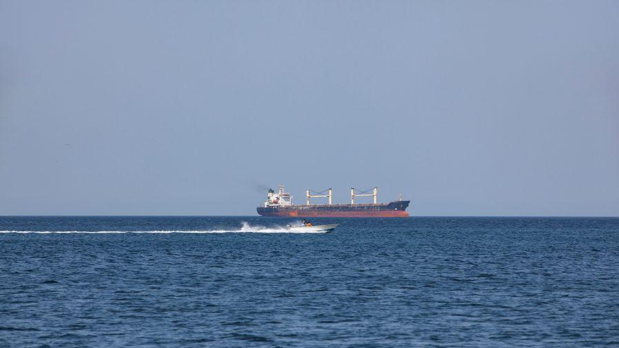 Три плавателни съда са поразени от снаряди в Ормузкия проток, има моряци в неизвестност