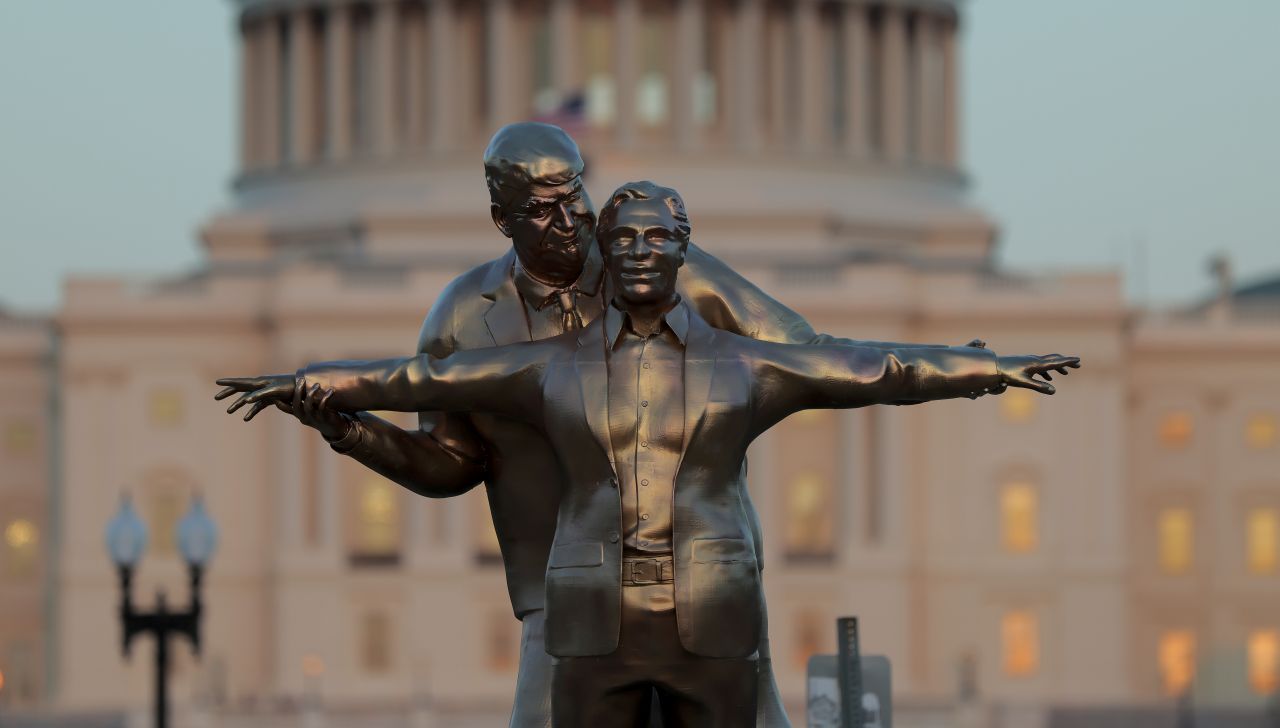 „Кралят на света“: Сатирична статуя на Тръмп и Епстийн изненада Вашингтон