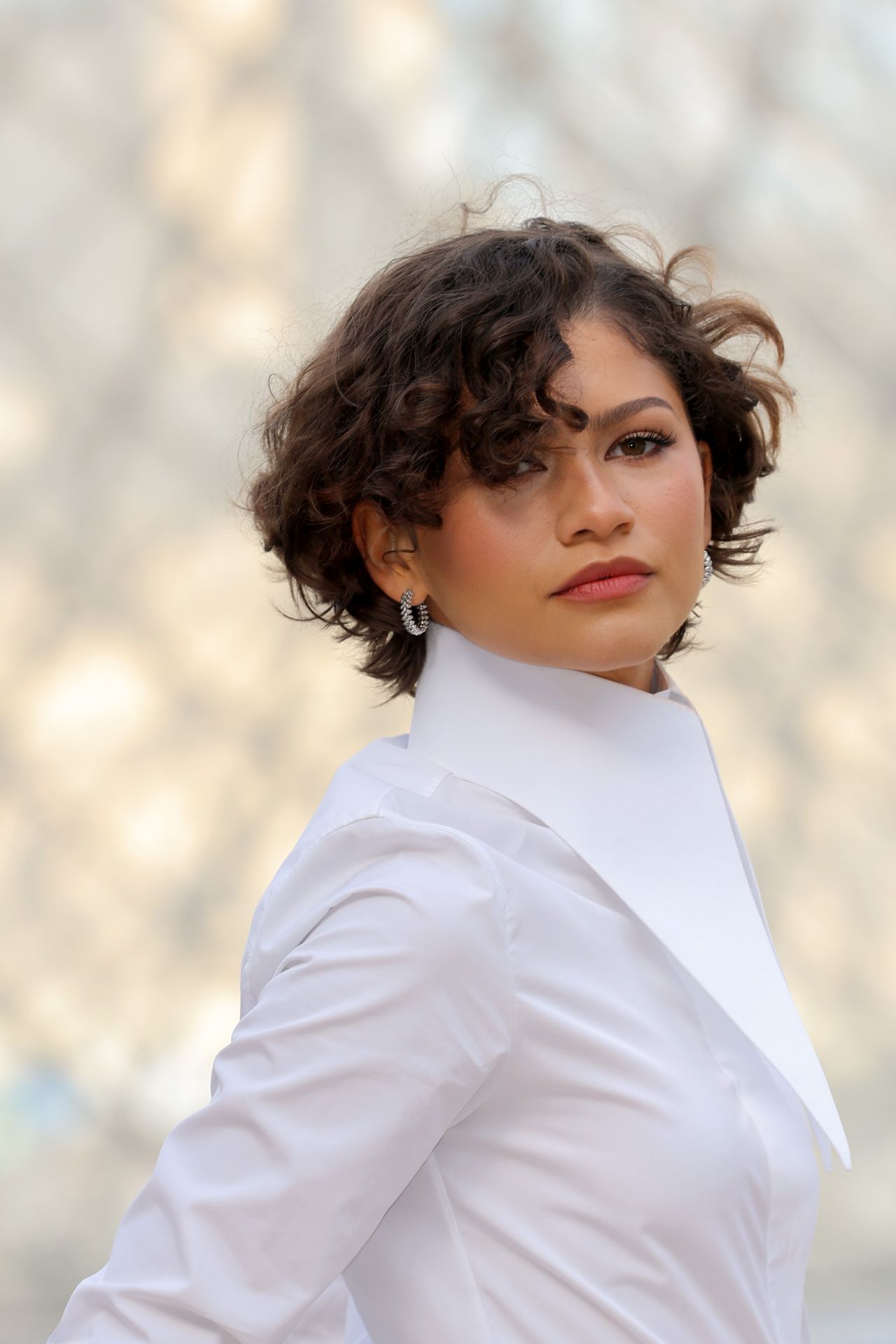 <p>Зендая се появи на ревюто на Louis Vuitton по време на Седмицата на модата в Париж със стилен тоалет от модната къща, който вече е наречен вдъхновен от булчински стил</p>