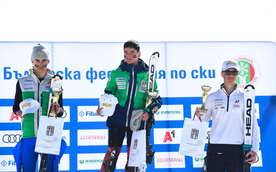 Младите ни скиори с подкрепа за Малена Замфирова