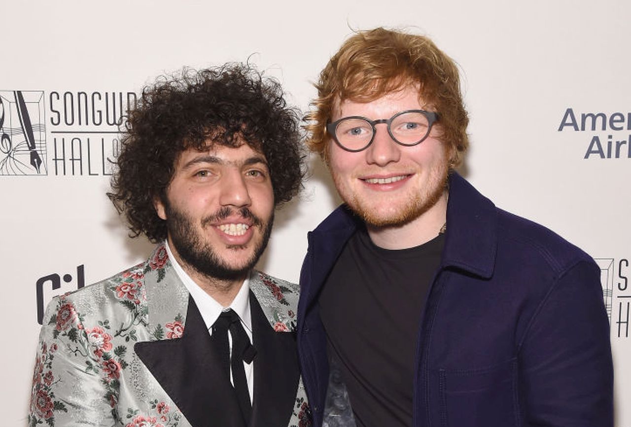 „Той е най-добре ухаещият човек“: Ед Шийрън защити Бени Бланко след скандала с хигиената му