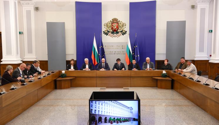 с - ЩЕ ИМА ПАРИ! 5% увеличение на заплатите за БДЖ, НКЖИ, пощи и градски транспорт