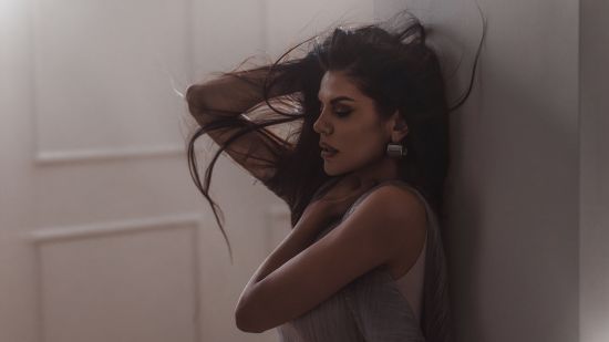 Михаела Филева по-откровена от всякога в новата си песен „Буря в чаша вода“