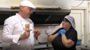 Шеф Манчев въдворява ред в „женско царство“ в „Кошмари в кухнята“