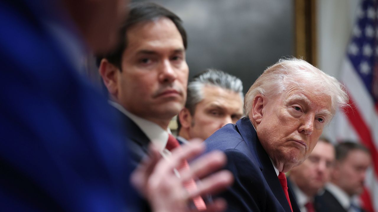 Огромните обувки на Марко Рубио карат хората да си задават един въпрос - кой ги е купил?