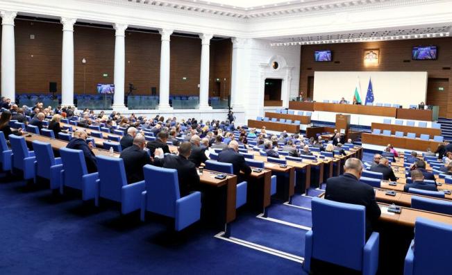 Румен Радев и заместниците му на блиц контрол в парламента