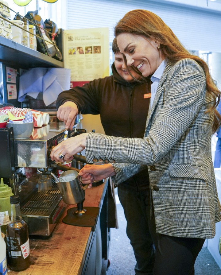 <p>Огромни тълпи се събраха в четвъртък, за да зърнат кралската двойка, която дори се включи в обслужването на клиенти. Кейт собственоръчно приготви кафе на Уилям, но той учтиво го отказа, след като разбра, че напитката не е безкофеинова.</p>