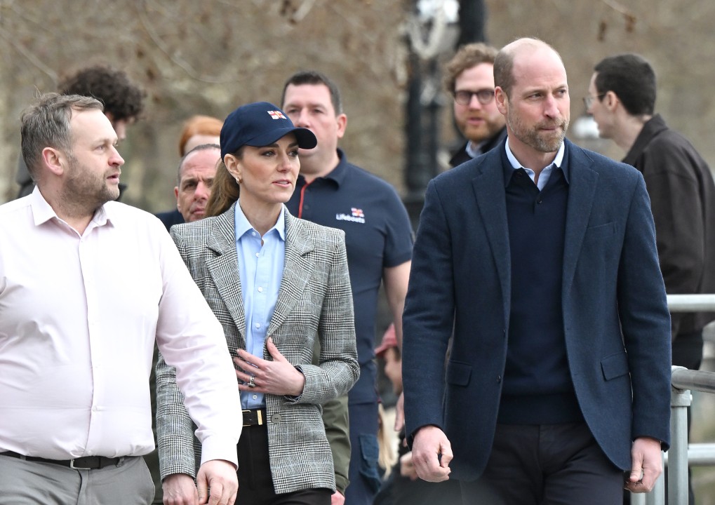 <p>Огромни тълпи се събраха в четвъртък, за да зърнат кралската двойка, която дори се включи в обслужването на клиенти. Кейт собственоръчно приготви кафе на Уилям, но той учтиво го отказа, след като разбра, че напитката не е безкофеинова.</p>