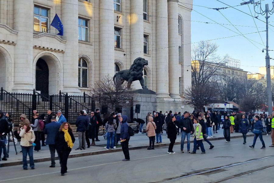 <p>Граждани протестират в центъра на София с искане да се разкрие истината за случаите "Петрохан" и "Околчица".</p>
