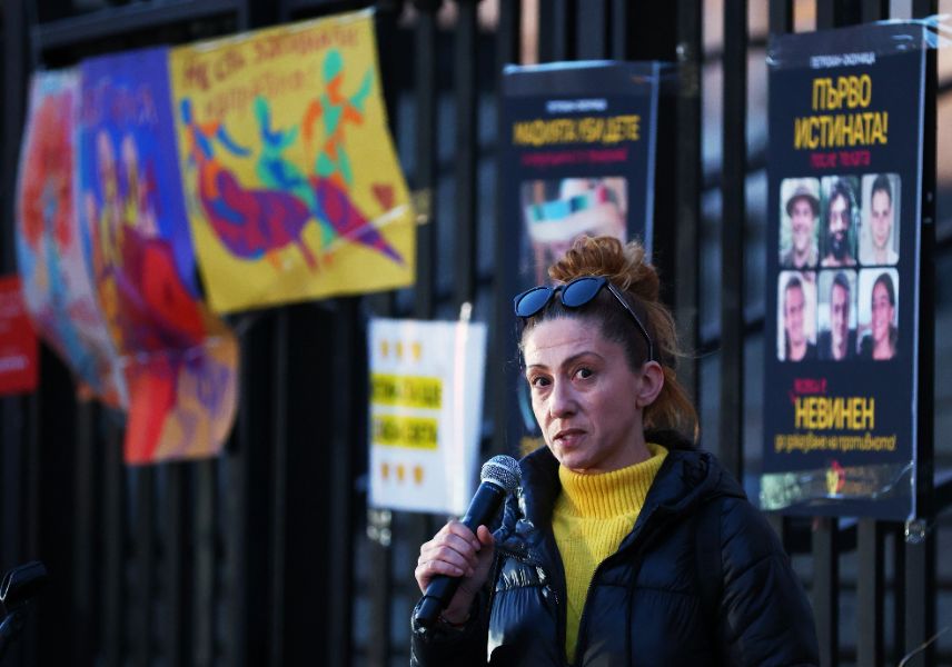 <p>Граждани протестират в центъра на София с искане да се разкрие истината за случаите "Петрохан" и "Околчица".</p>