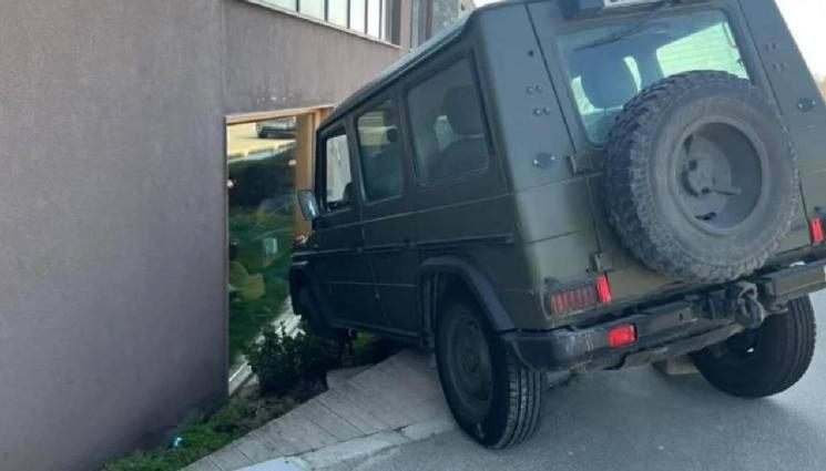 военен джип - АРМИЯТА „ЩУРМУВА“ КРЪЧМА: Военен джип се заби в култов ресторант!