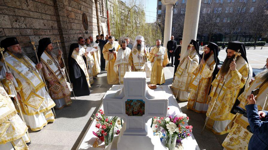 Духовници и вярващи почетоха паметта на патриарсите Кирил и Неофит