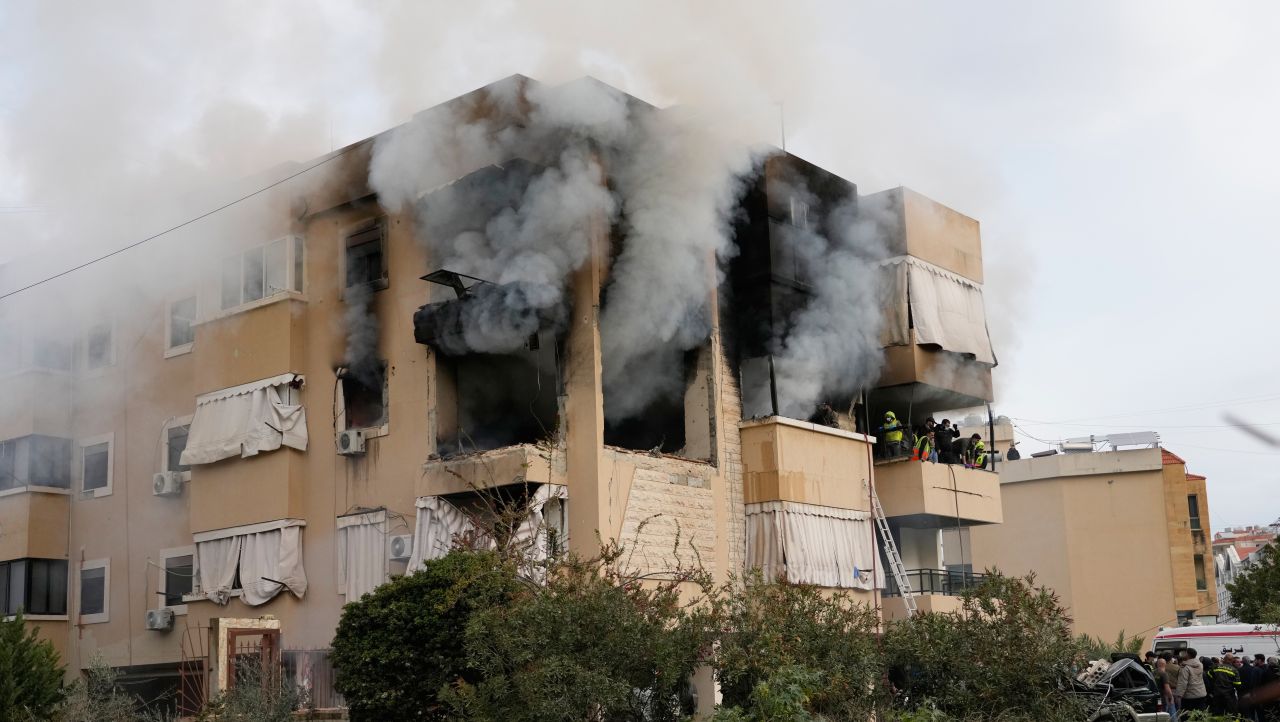 12 загинали медици при израелска атака срещу център на „Хизбула“ в Ливан