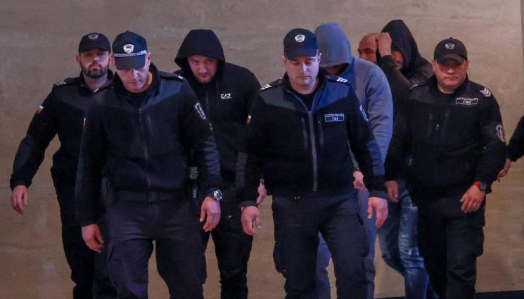 близнаците - Близнаците карали длъжници да теглят нови кредити!