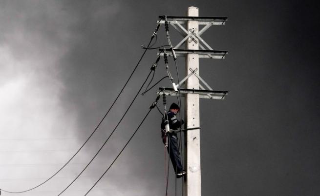 Токсичен „черен дъжд“ падна над Техеран след ударите по нефтени съоръжения