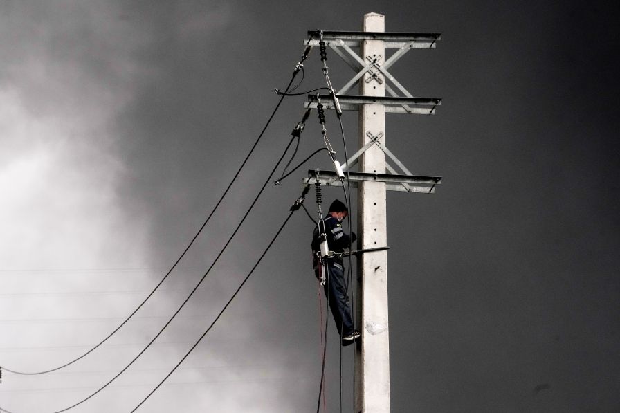 Токсичен „черен дъжд“ падна над Техеран след ударите по нефтени съоръжения