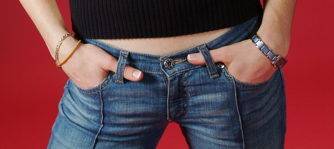 <p>Дънки с ниска талия Друга тенденция, която се завърна от миналите десетилетия, са дънките с ниска талия. Докато преди доминираха моделите с висока талия, сега модната индустрия предлага по-смел вариант. Такива дънки се съчетават добре с къси топове, якета или същото кожено яке</p>