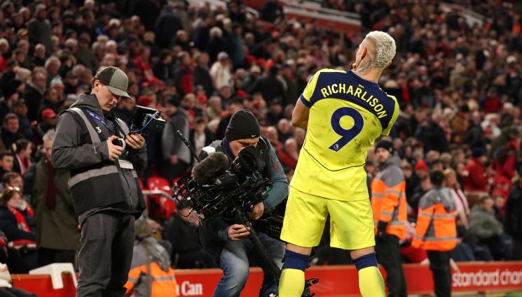 Футбол - Гълъба даде надежда на Тотнъм за спасение и попари