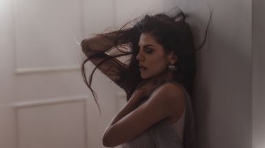 Михаела Филева по-откровена отвсякога в новата си песен „Буря в чаша вода“