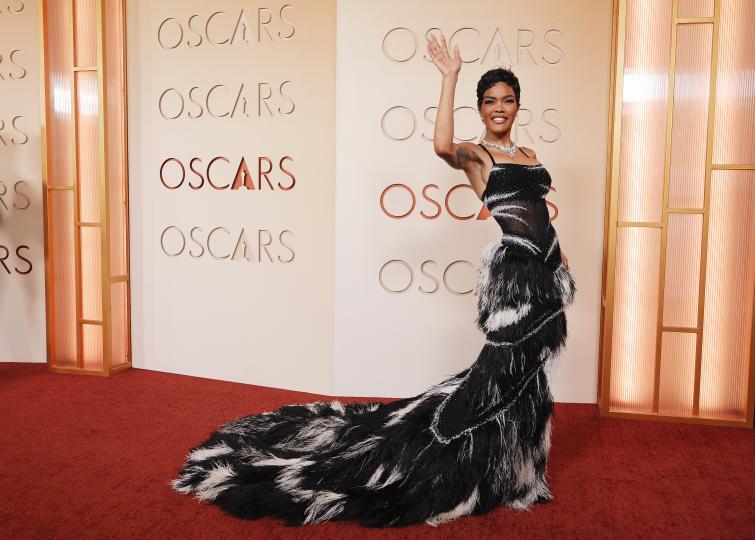 Топ 10 най-впечатляващи рокли от червения килим на Оскарите - снимка 15