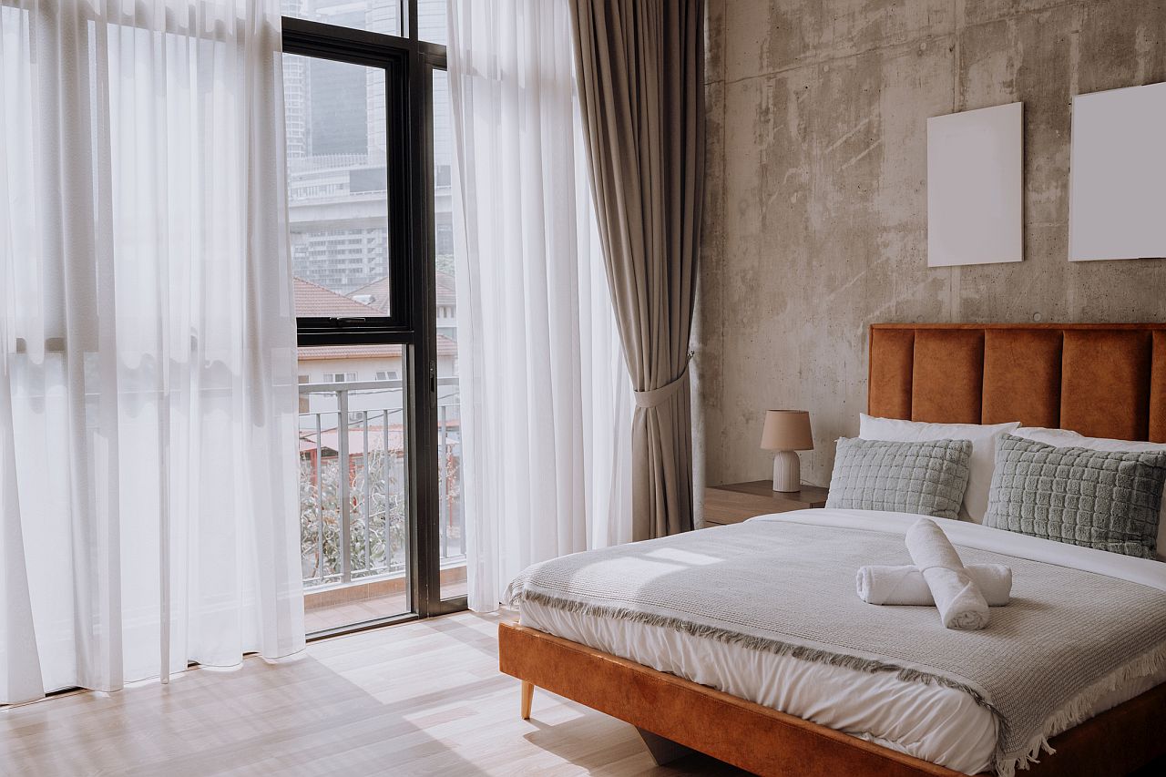 <p><strong>Декоративни възглавници и покривки за легло</strong></p>

<p>Тези предмети изглеждат красиви, но почти никога не се перат след всеки гост. Най-често те се сменят само на всеки няколко седмици. Ето защо много пътуващи премахват декоративните възглавници веднага след настаняване.</p>