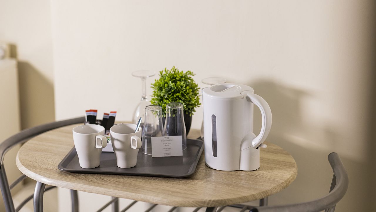 <p><strong>Кана или кафемашина</strong></p>

<p>Изглежда странно, но понякога гостите използват каните за други цели. Служителите на хотел споделят, че кани са използвани за пране, готвене на макарони или затопляне на супа. Ето защо е по-добре да изплакнете добре каната преди употреба или изобщо да не я използвате.</p>