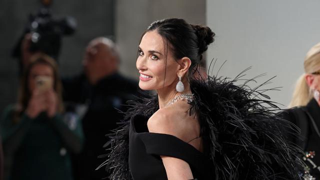 На 63: Деми Мур отново доказа, че стилът и блясъкът нямат възраст (ГАЛЕРИЯ)