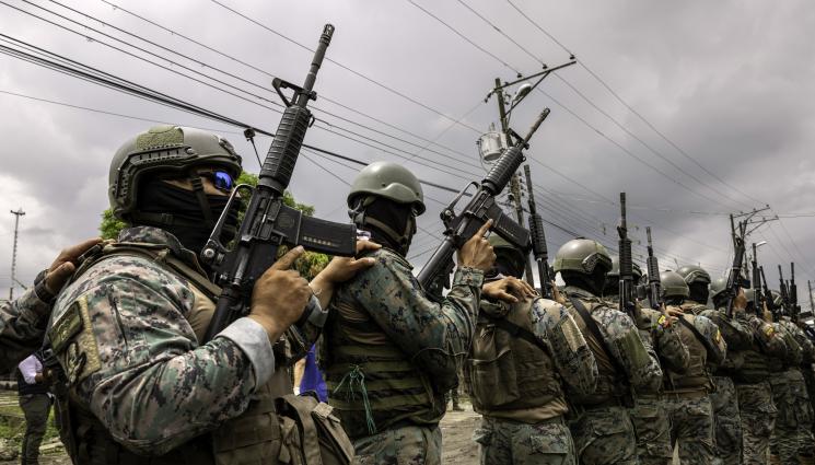 еквадор военни - ЕКВАДОР ПЛАМНА: 75 000 бойци на улицата срещу наркокартелите!