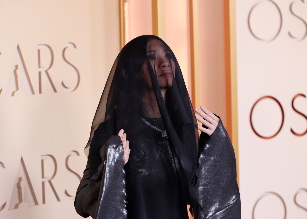 <p>Скрита под черен воал, режисьорката Клои Жао демонстрира визия, вдъхновена от &sbquo;силата да оставиш нещата да умрат&lsquo;.</p>