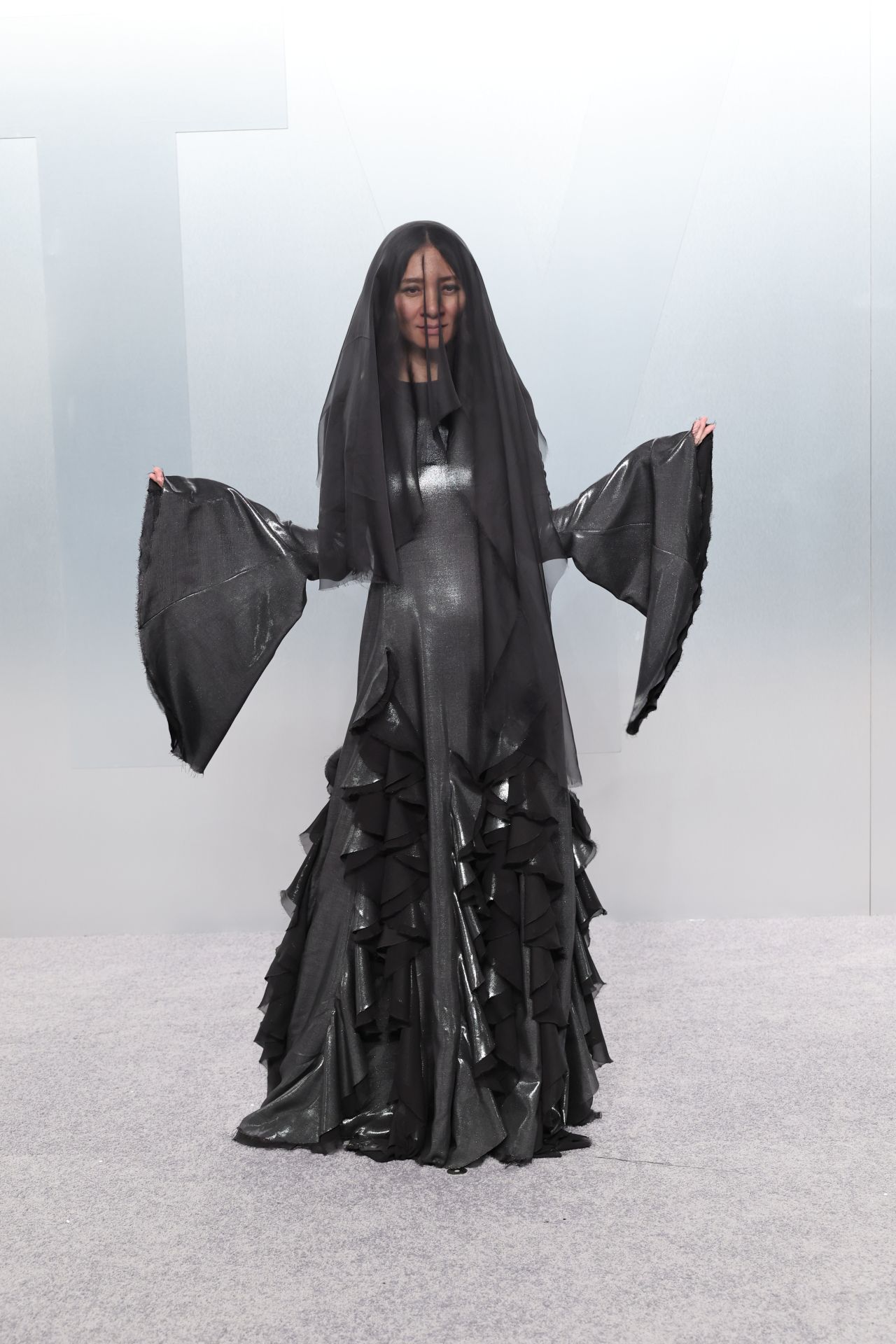 <p>Скрита под черен воал, режисьорката Клои Жао демонстрира визия, вдъхновена от &sbquo;силата да оставиш нещата да умрат&lsquo;.</p>