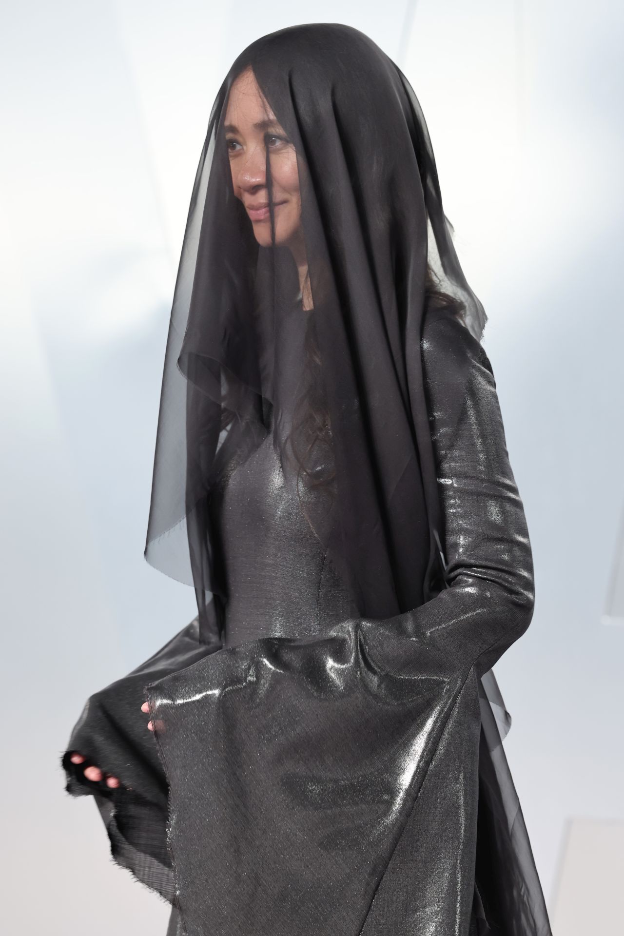 <p>Скрита под черен воал, режисьорката Клои Жао демонстрира визия, вдъхновена от &sbquo;силата да оставиш нещата да умрат&lsquo;.</p>