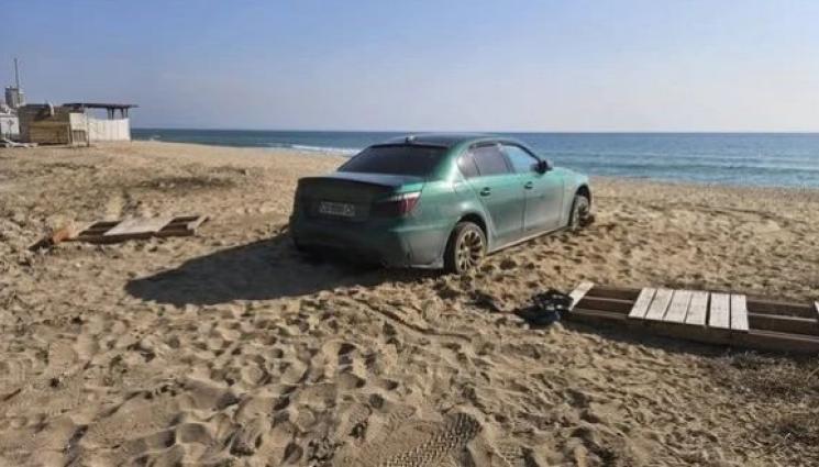 в - В ЗАБРАНЕНА ЗОНА: Столичанин паркира БМВ-то си на плажа край Варна!